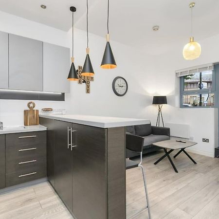 Modern 1 Bedroom Apartment In Central ウォーキング エクステリア 写真