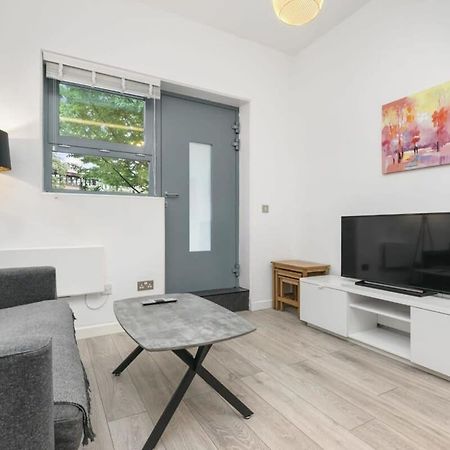 Modern 1 Bedroom Apartment In Central ウォーキング エクステリア 写真