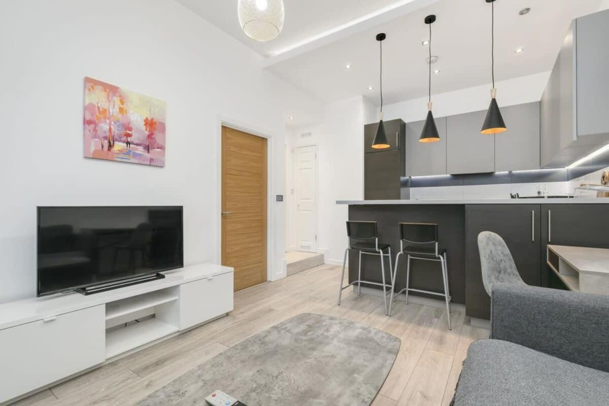 Modern 1 Bedroom Apartment In Central ウォーキング エクステリア 写真
