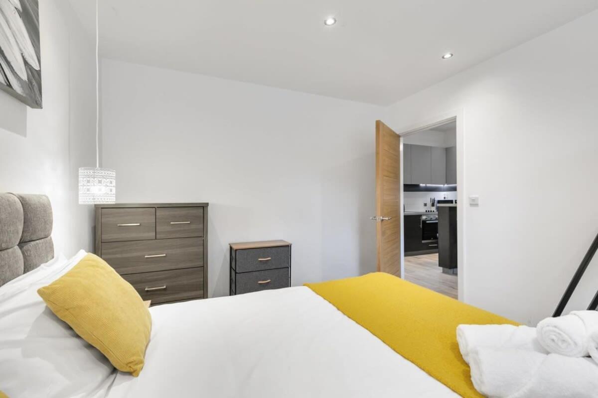 Modern 1 Bedroom Apartment In Central ウォーキング エクステリア 写真