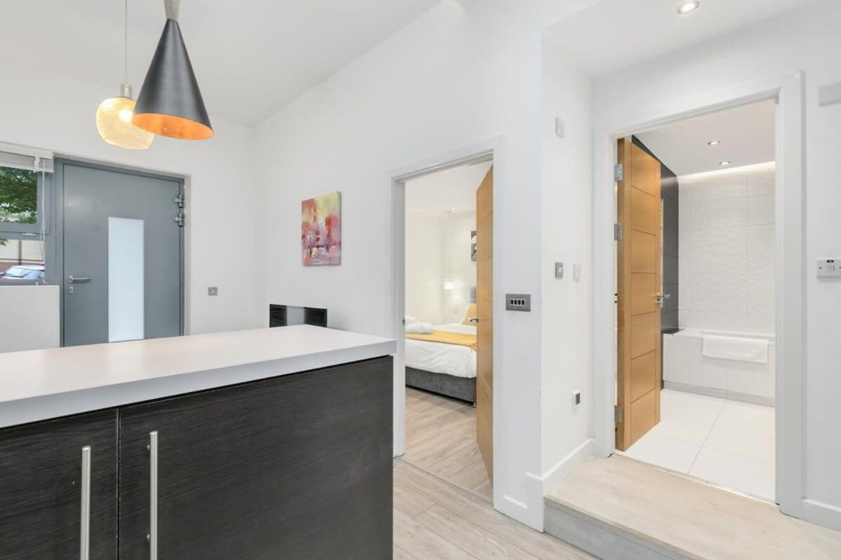 Modern 1 Bedroom Apartment In Central ウォーキング エクステリア 写真