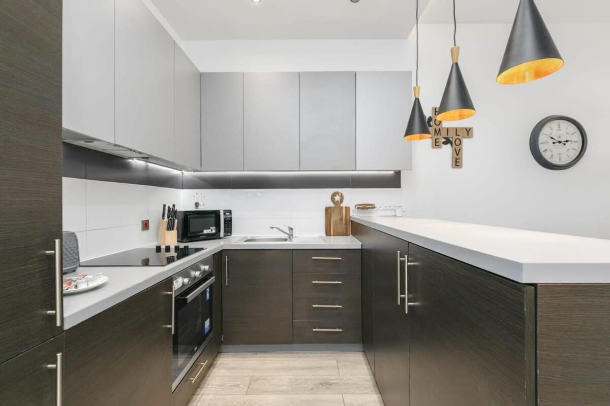 Modern 1 Bedroom Apartment In Central ウォーキング エクステリア 写真