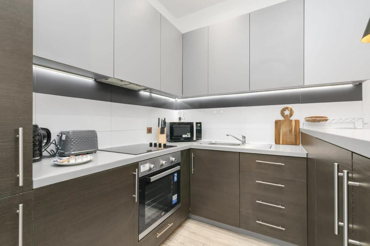 Modern 1 Bedroom Apartment In Central ウォーキング エクステリア 写真