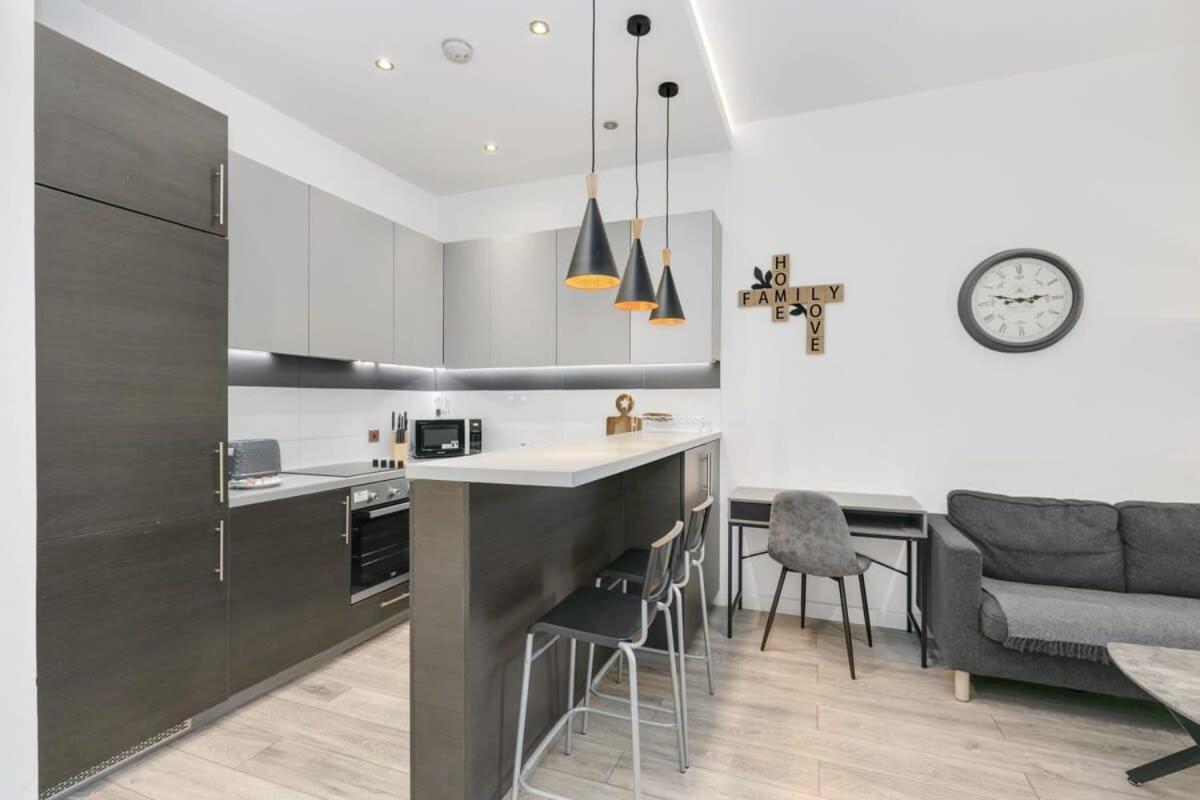Modern 1 Bedroom Apartment In Central ウォーキング エクステリア 写真