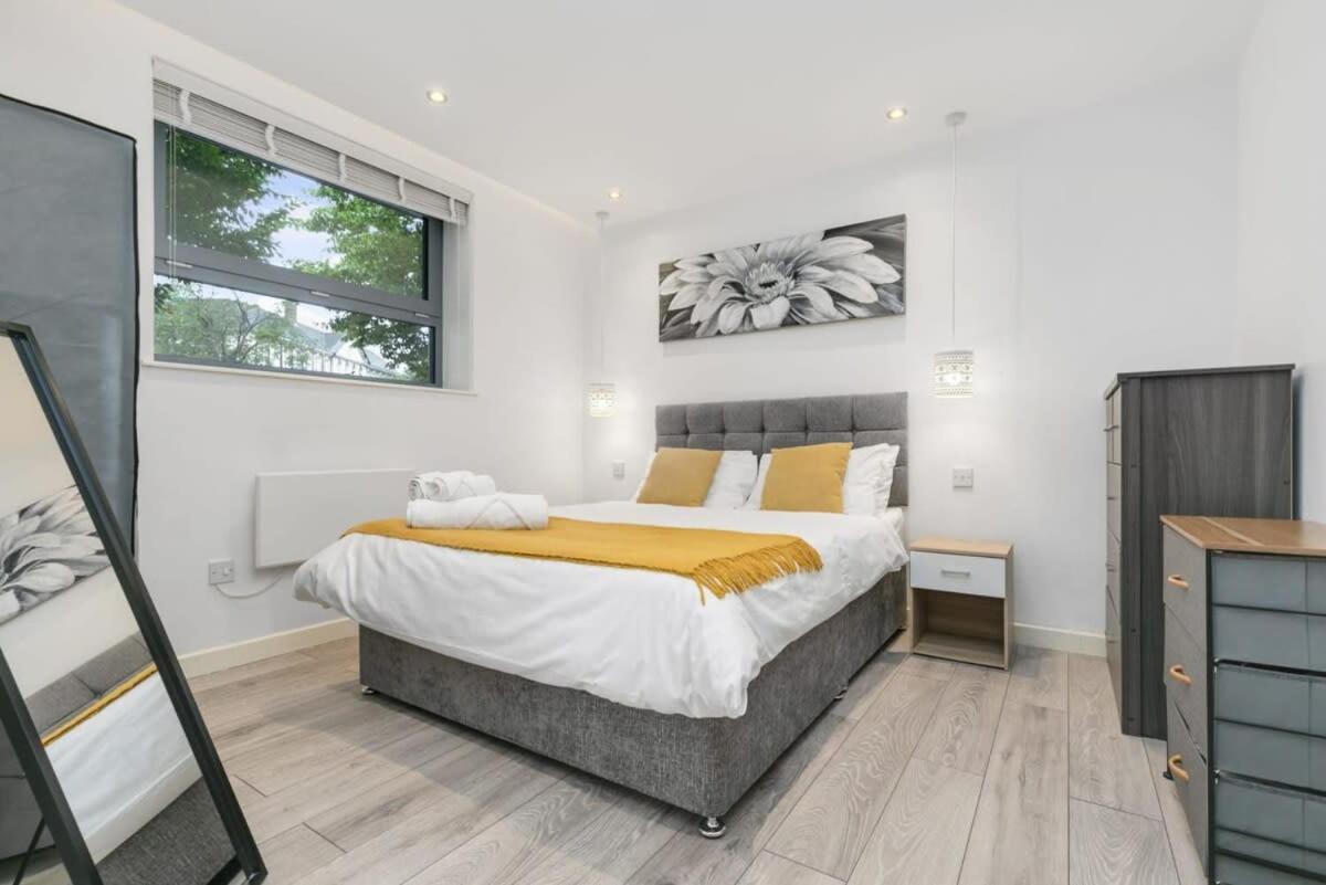 Modern 1 Bedroom Apartment In Central ウォーキング エクステリア 写真