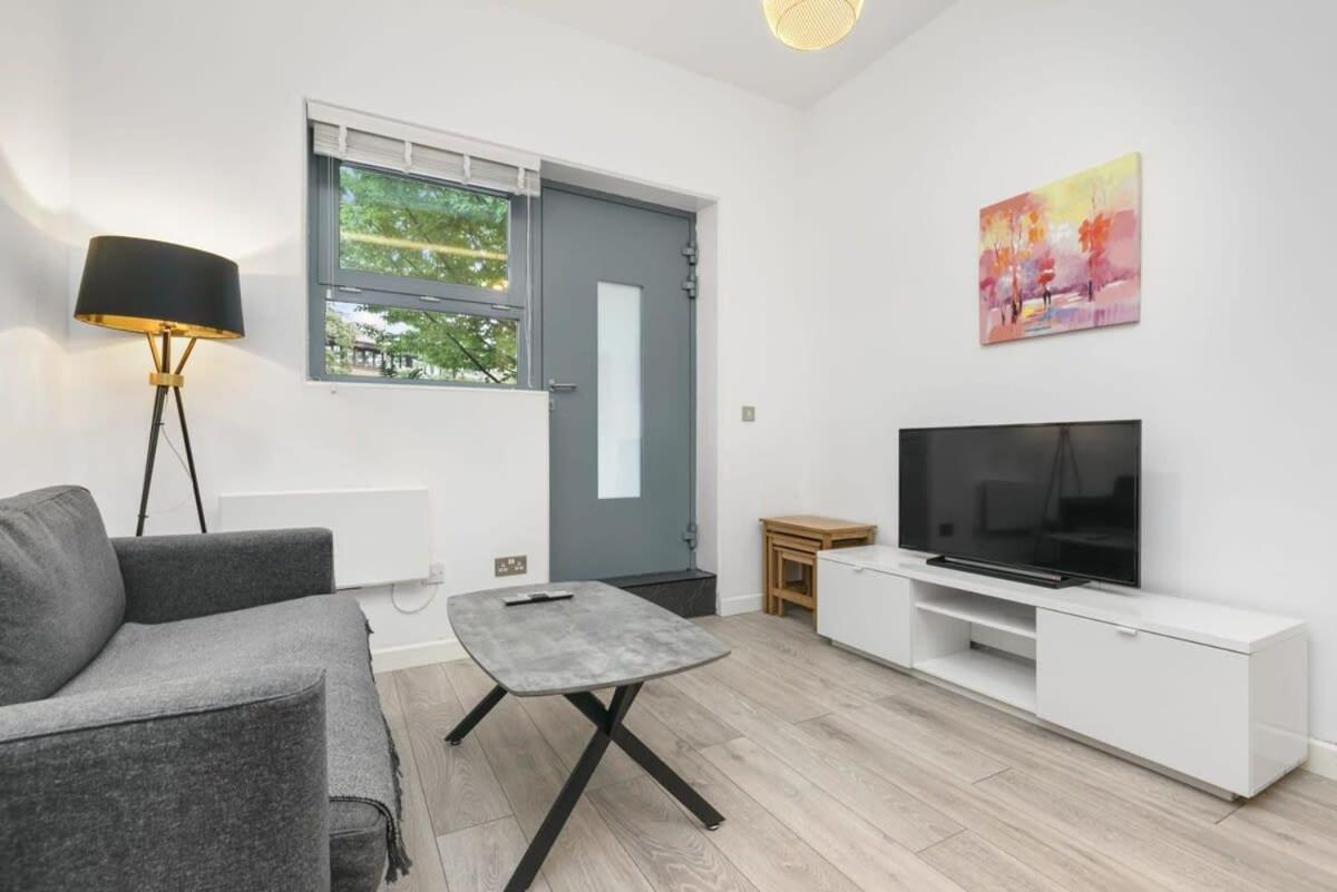 Modern 1 Bedroom Apartment In Central ウォーキング エクステリア 写真
