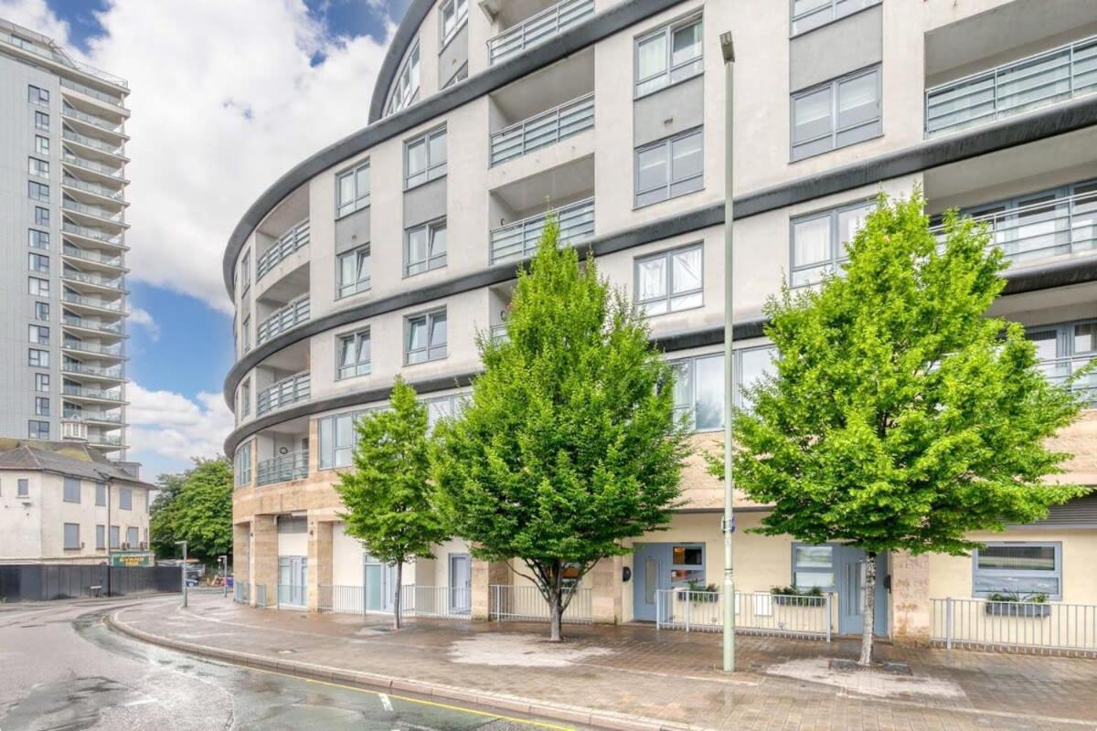 Modern 1 Bedroom Apartment In Central ウォーキング エクステリア 写真